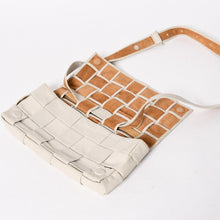 画像をギャラリービューアに読み込む, BOTTEGA VENETA ボッテガヴェネタ マキシイントレチャート カセット B08746057M ショルダーバッグ アイボリー レザー 美品 中古 4a005384