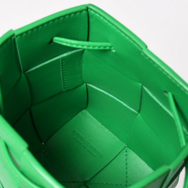 新品未使用 BOTTEGA VENETA ボッテガヴェネタ MINI CASSETTE BUCKET ミニ カセット バケットバッグ 680217 イントレチャート 中古 4a005395