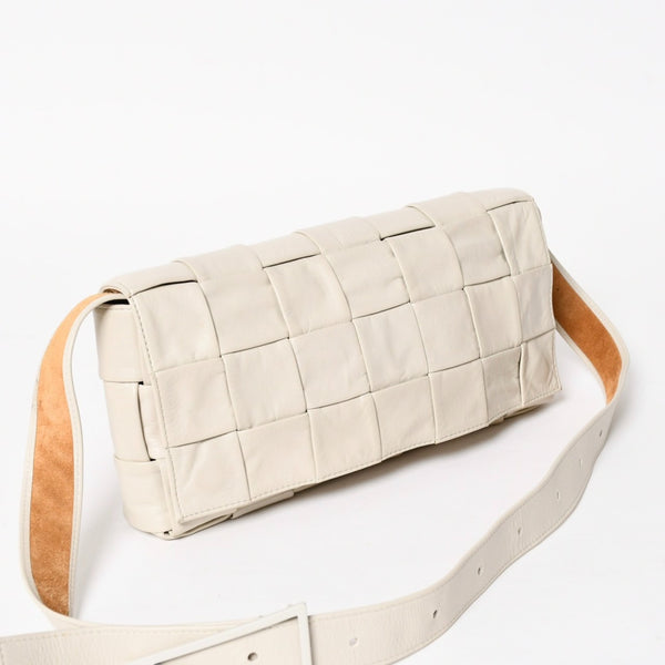 BOTTEGA VENETA ボッテガヴェネタ マキシイントレチャート カセット B08746057M ショルダーバッグ アイボリー レザー 美品 中古 4a005384