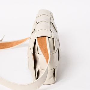 BOTTEGA VENETA ボッテガヴェネタ マキシイントレチャート カセット B08746057M ショルダーバッグ アイボリー レザー 美品 中古 4a005384