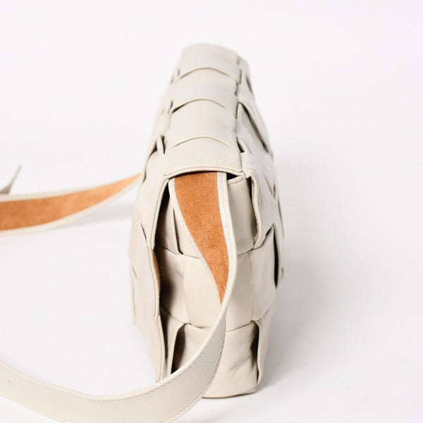 BOTTEGA VENETA ボッテガヴェネタ マキシイントレチャート カセット B08746057M ショルダーバッグ アイボリー レザー 美品 中古 4a005384