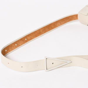 BOTTEGA VENETA ボッテガヴェネタ マキシイントレチャート カセット B08746057M ショルダーバッグ アイボリー レザー 美品 中古 4a005384
