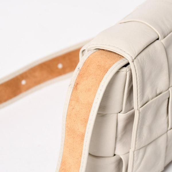 BOTTEGA VENETA ボッテガヴェネタ マキシイントレチャート カセット B08746057M ショルダーバッグ アイボリー レザー 美品 中古 4a005384