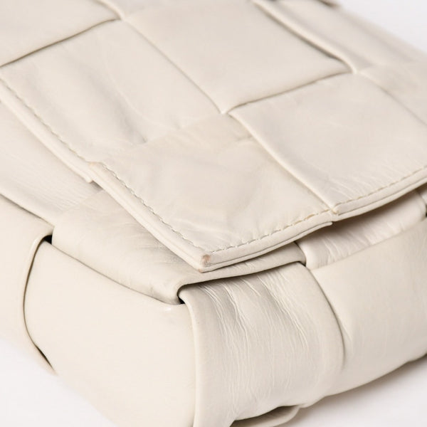 BOTTEGA VENETA ボッテガヴェネタ マキシイントレチャート カセット B08746057M ショルダーバッグ アイボリー レザー 美品 中古 4a005384
