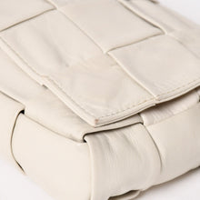 画像をギャラリービューアに読み込む, BOTTEGA VENETA ボッテガヴェネタ マキシイントレチャート カセット B08746057M ショルダーバッグ アイボリー レザー 美品 中古 4a005384