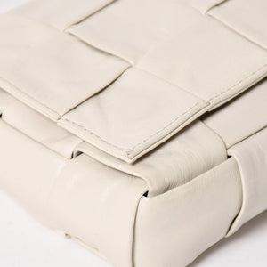 BOTTEGA VENETA ボッテガヴェネタ マキシイントレチャート カセット B08746057M ショルダーバッグ アイボリー レザー 美品 中古 4a005384