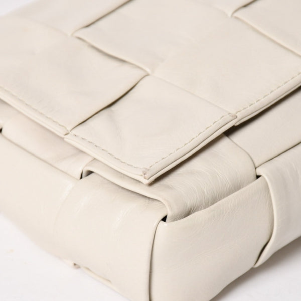 BOTTEGA VENETA ボッテガヴェネタ マキシイントレチャート カセット B08746057M ショルダーバッグ アイボリー レザー 美品 中古 4a005384