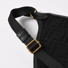 Load image into Gallery viewer, 極美品 FENDI フェンディ ボディバッグ ショルダーバッグ 7VA459 背面ズッカ柄 ナイロン レザー ブラック ゴールド金具 中古 4a005388
