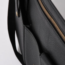 Load image into Gallery viewer, 極美品 FENDI フェンディ ボディバッグ ショルダーバッグ 7VA459 背面ズッカ柄 ナイロン レザー ブラック ゴールド金具 中古 4a005388