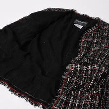 Load image into Gallery viewer, 極美品 CHANEL シャネル ツイードジャケット P26010V16324 ココマーク ブラック レッド ホワイト サイズ38 中古 4a005415