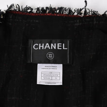 Load image into Gallery viewer, 極美品 CHANEL シャネル ツイードジャケット P26010V16324 ココマーク ブラック レッド ホワイト サイズ38 中古 4a005415