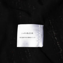 Load image into Gallery viewer, 極美品 CHANEL シャネル ツイードジャケット P26010V16324 ココマーク ブラック レッド ホワイト サイズ38 中古 4a005415