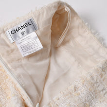 Load image into Gallery viewer, 極美品 CHANEL シャネル スカート ツイード スパンコール ココマーク P25517V15560 ホワイト サイズ36 中古 4a005411