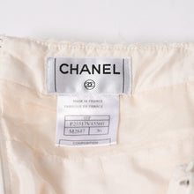 Load image into Gallery viewer, 極美品 CHANEL シャネル スカート ツイード スパンコール ココマーク P25517V15560 ホワイト サイズ36 中古 4a005411