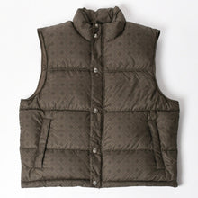 Load image into Gallery viewer, 新品未使用 CHROME HEARTS クロムハーツ CH PLUS STIFF DOWN VEST CHプラス スティッフ ダウンベスト サイズM カーキ 総柄 中古 4a005510