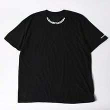Load image into Gallery viewer, 新品未使用品 CHROME HEARTS クロムハーツ 半袖Tシャツ サイズXL ネックロゴ オールドイングリッシュ ブラック 中古 4a005505
