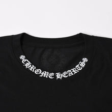 Load image into Gallery viewer, 新品未使用品 CHROME HEARTS クロムハーツ 半袖Tシャツ サイズXL ネックロゴ オールドイングリッシュ ブラック 中古 4a005505