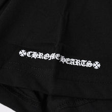 Load image into Gallery viewer, 新品未使用品 CHROME HEARTS クロムハーツ 半袖Tシャツ サイズXL ネックロゴ オールドイングリッシュ ブラック 中古 4a005505