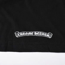 Load image into Gallery viewer, 新品未使用品 CHROME HEARTS クロムハーツ 半袖Tシャツ サイズXL ネックロゴ オールドイングリッシュ ブラック 中古 4a005505