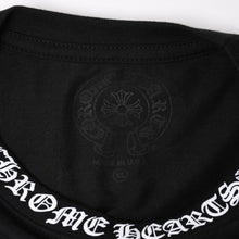 Load image into Gallery viewer, 新品未使用品 CHROME HEARTS クロムハーツ 半袖Tシャツ サイズXL ネックロゴ オールドイングリッシュ ブラック 中古 4a005505
