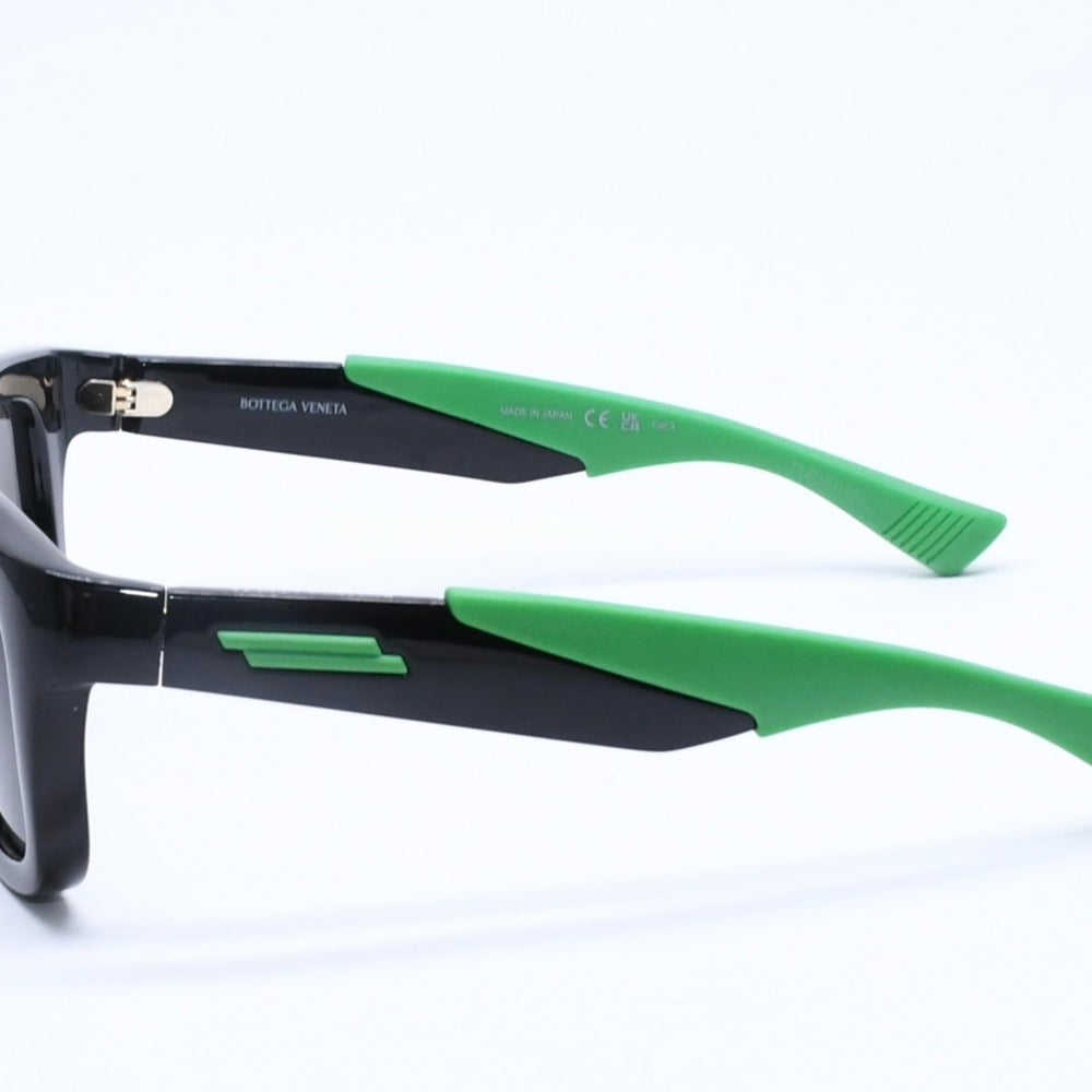 Mint condition BOTTEGA VENETA sunglasses BV1233S, made in Japan, acetate and rubber, black and green, size 53.◻19-135 Used 4a005546