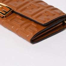 Load image into Gallery viewer, FENDI フェンディ 長財布 コンチネンタル財布 エンボス FFロゴ ブラウン ナッパレザー ゴールド金具 8M0365 美品 中古 4a005370
