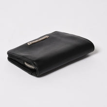 Load image into Gallery viewer, 極美品 CHROME HEARTS クロムハーツ WALLET JOEY ジョーイウォレット 二つ折り財布 ダガージップ スクロールラベル ブラック 中古 4a005594