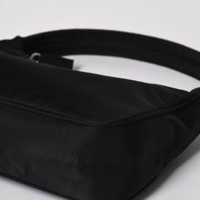 将图片加载到图库查看器，極美品 PRADA プラダ ホーボー ハンドバッグ MV515 トライアングルロゴ 三角ロゴプレート ナイロン ブラック 中古 4a005474