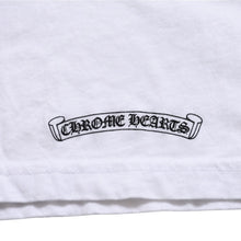 画像をギャラリービューアに読み込む, 極美品 CHROME HEARTS クロムハーツ バーティカルロゴ ポケットTシャツ CHプラス ホースシュー スクロールラベル ホワイト XLサイズ 中古 4a005589