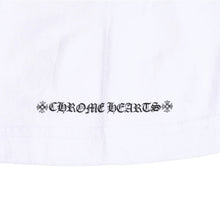 画像をギャラリービューアに読み込む, 極美品 CHROME HEARTS クロムハーツ バーティカルロゴ ポケットTシャツ CHプラス ホースシュー スクロールラベル ホワイト XLサイズ 中古 4a005589