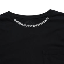 画像をギャラリービューアに読み込む, CHROME HEARTS クロムハーツ ネックロゴ ポケットロングスリーブTシャツ CHプラス ホースシュー スクロールラベル オールドイングリッシュロゴ ブラック Mサイズ 美品 中古 4a005569