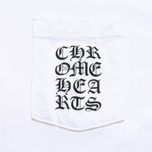 画像をギャラリービューアに読み込む, 極美品 CHROME HEARTS クロムハーツ バーティカルロゴ ポケットTシャツ CHプラス ホースシュー スクロールラベル ホワイト XLサイズ 中古 4a005589