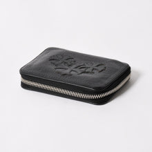 Load image into Gallery viewer, 極美品 CHROME HEARTS クロムハーツ クロスパッチ BABY BANK ROBBER 3セメタリー レザー ベイビー ウォレット 財布 CHクロス装飾 中古 4a005609