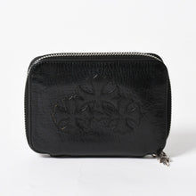 Load image into Gallery viewer, 極美品 CHROME HEARTS クロムハーツ クロスパッチ BABY BANK ROBBER 3セメタリー レザー ベイビー ウォレット 財布 CHクロス装飾 中古 4a005609