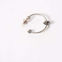 Load image into Gallery viewer, 極美品 CHROME HEARTS クロムハーツ SPINNER HOOP MINI CH スピナー フープミニ ピアス シルバー925 3.6g 中古 4a005580