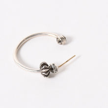 Load image into Gallery viewer, 極美品 CHROME HEARTS クロムハーツ SPINNER HOOP MINI CH スピナー フープミニ ピアス シルバー925 3.6g 中古 4a005580
