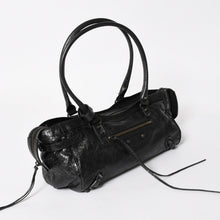 Load image into Gallery viewer, 極美品 BALENCIAGA バレンシアガ Le Cityn East-West アリーナ ラムスキン ブラスハードウェア 8457042 ブラック シルバー金具 中古 4a005472