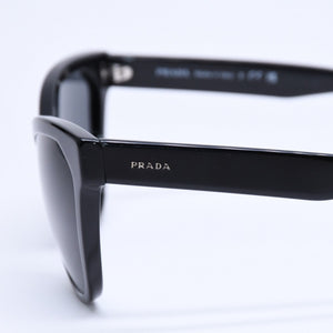 PRADA プラダ サングラス アイウェア キャットアイサングラス SPR 15V サイズ56◻︎19 ブラック シルバーロゴ 美品 中古 4a005168