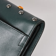 将图片加载到图库查看器，PRADA プラダ クラッチバッグ スタッズ ラインストーン サフィアーノレザー トライアングルロゴ ダークグリーン 美品 中古 4a005637