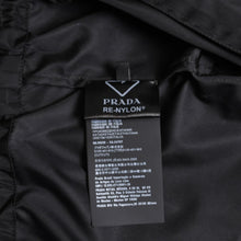 画像をギャラリービューアに読み込む, 極美品 PRADA プラダ Re-Nylonトライアングルロゴ クロップド フード付き ジャケット ブラック サイズ36 シルバー金具 中古 4a005669