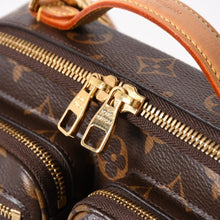 将图片加载到图库查看器，極美品 LOUIS VUITTON ルイヴィトン モノグラム ユーティリティ クロスボディ M80446 ショルダーバッグ ブラウン ゴールド金具 中古 4a005654