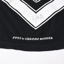 画像をギャラリービューアに読み込む, CHROME HEARTS クロムハーツ × FOTI フォティ MAHALIA マハリア 半袖Tシャツ サイズM シェブロン ブラック 美品 中古 4a005690