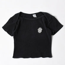 画像をギャラリービューアに読み込む, CHROME HEARTS クロムハーツ オールド ヴァインダガー スクロールラベル プリント トップス 黒 ホワイト 美品 中古 4a005606