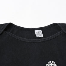 画像をギャラリービューアに読み込む, CHROME HEARTS クロムハーツ オールド ヴァインダガー スクロールラベル プリント トップス 黒 ホワイト 美品 中古 4a005606