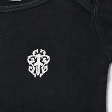 画像をギャラリービューアに読み込む, CHROME HEARTS クロムハーツ オールド ヴァインダガー スクロールラベル プリント トップス 黒 ホワイト 美品 中古 4a005606