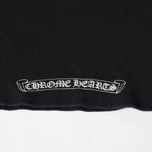 画像をギャラリービューアに読み込む, CHROME HEARTS クロムハーツ オールド ヴァインダガー スクロールラベル プリント トップス 黒 ホワイト 美品 中古 4a005606