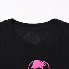 将图片加载到图库查看器，新品同様 CHROME HEARTS クロムハーツ × FOTI フォティ JARVIS ジャービス 半袖Tシャツ サイズS ブラック ピンク ブルー 中古 4a005699
