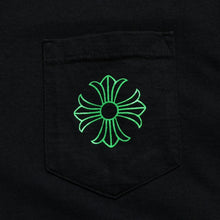 将图片加载到图库查看器中。 極美品 CHROME HEARTS クロムハーツ CHプラスプリント半袖ポケットTシャツ CHプラス オールドブロッククロス ブラック Mサイズ 中古 4a005763