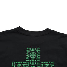 将图片加载到图库查看器中。 極美品 CHROME HEARTS クロムハーツ CHプラスプリント半袖ポケットTシャツ CHプラス オールドブロッククロス ブラック Mサイズ 中古 4a005763