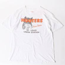 将图片加载到图库查看器中。 HOOTERS フーターズ VINTAGE ヴィンテージ 90's 半袖Tシャツ サイズL セントルイス ユニオン駅店 ホワイト 美品 中古 4a005855